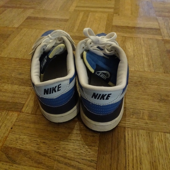 LIKE NEW NIKE LOW DUNKS SNEAKERS - Picture 4 of 5